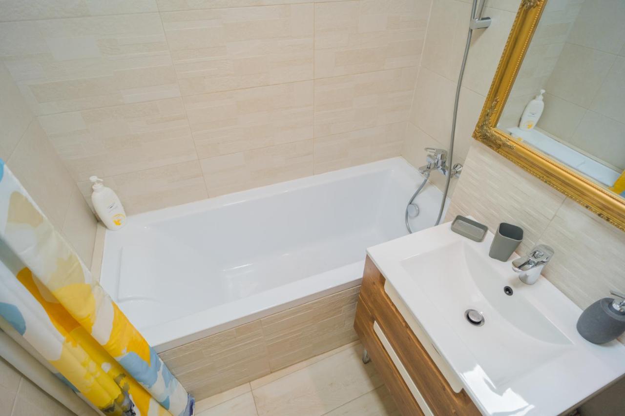 Cozy & Spacious 2Br Apartment With Netflix Bucarest Extérieur photo