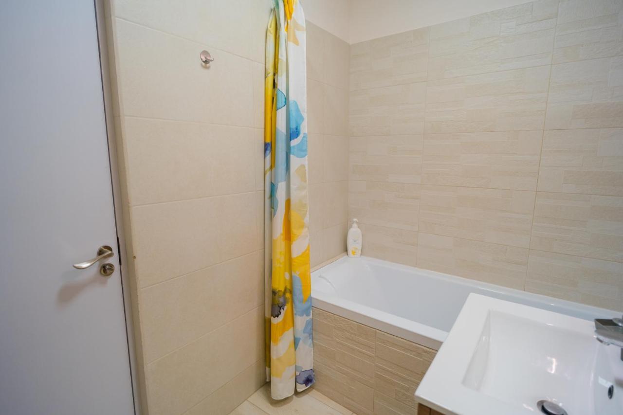 Cozy & Spacious 2Br Apartment With Netflix Bucarest Extérieur photo