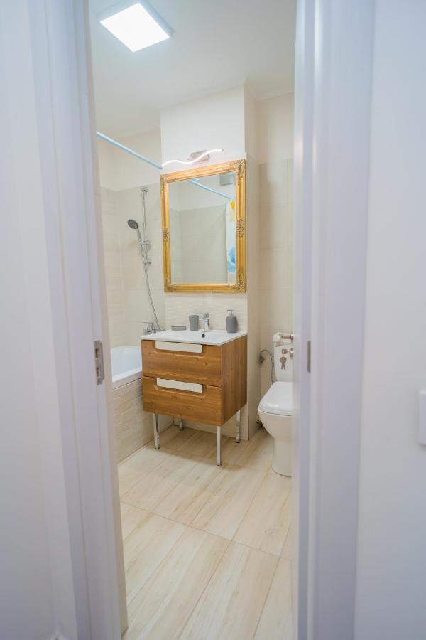 Cozy & Spacious 2Br Apartment With Netflix Bucarest Extérieur photo