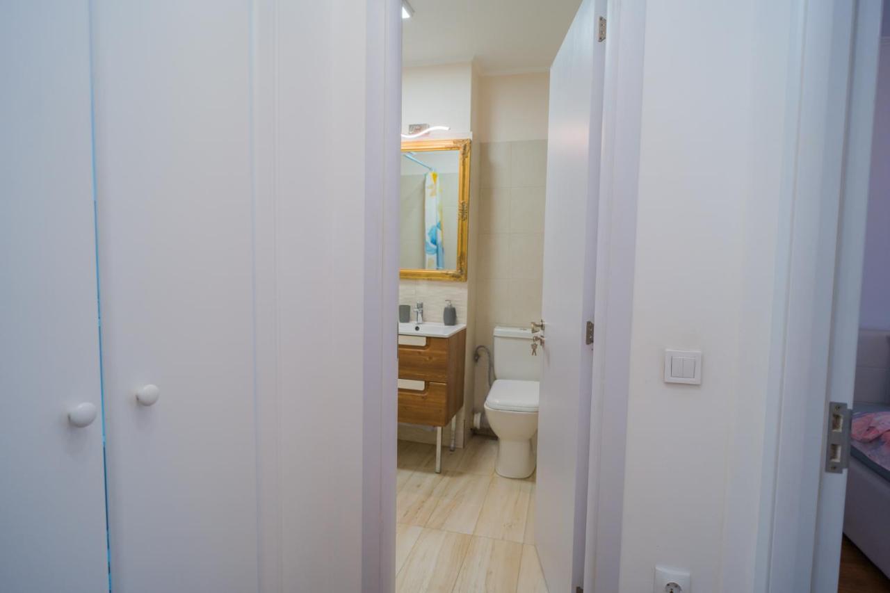 Cozy & Spacious 2Br Apartment With Netflix Bucarest Extérieur photo