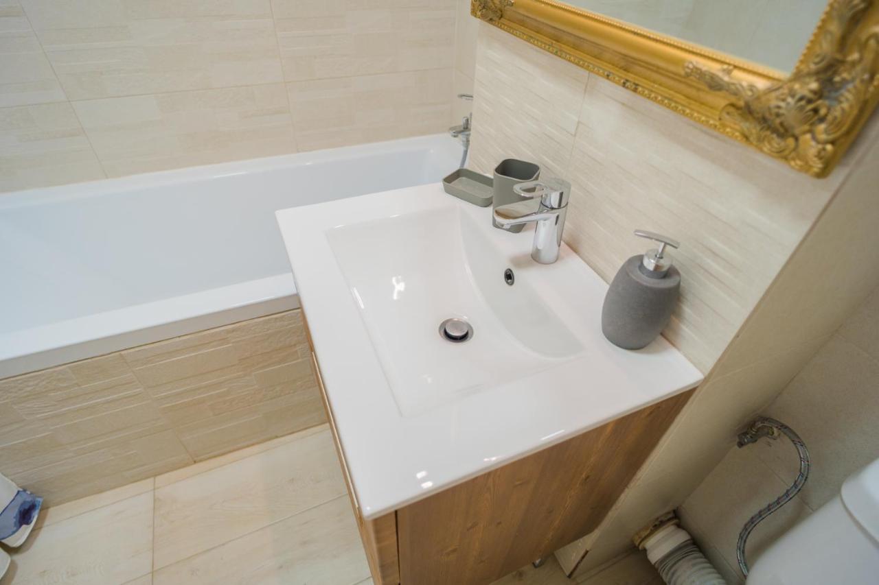 Cozy & Spacious 2Br Apartment With Netflix Bucarest Extérieur photo