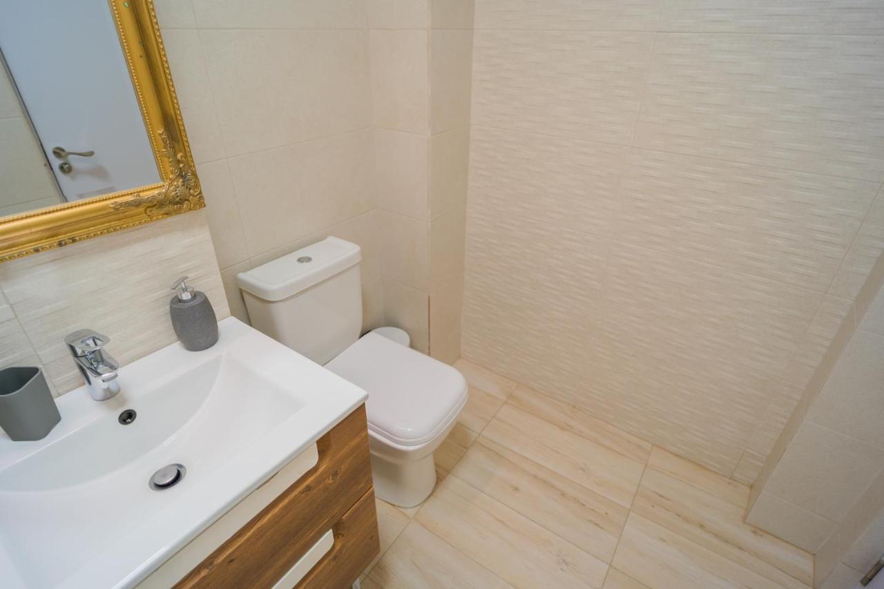 Cozy & Spacious 2Br Apartment With Netflix Bucarest Extérieur photo