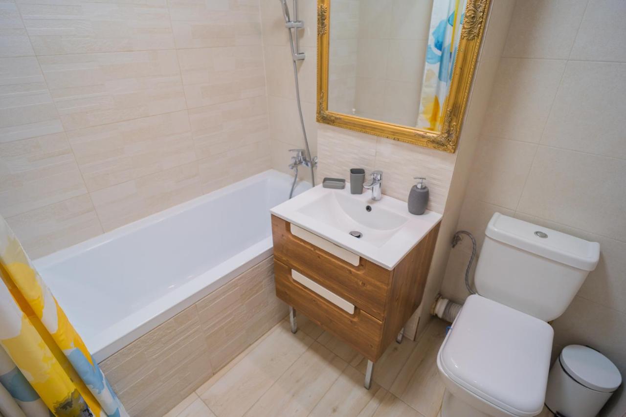 Cozy & Spacious 2Br Apartment With Netflix Bucarest Extérieur photo