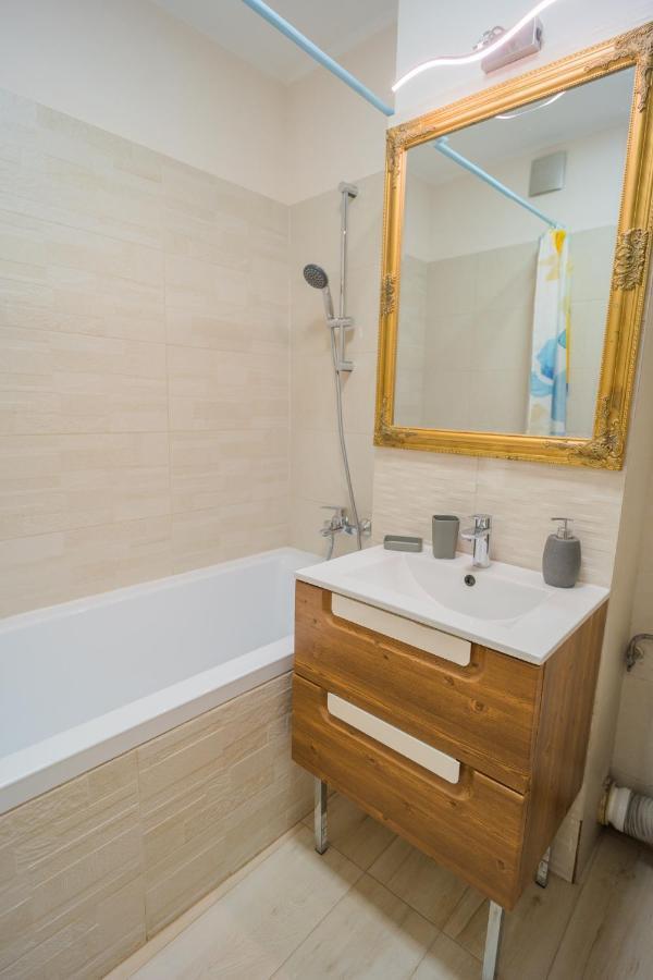 Cozy & Spacious 2Br Apartment With Netflix Bucarest Extérieur photo