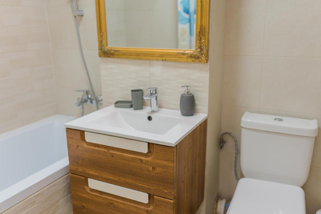 Cozy & Spacious 2Br Apartment With Netflix Bucarest Extérieur photo