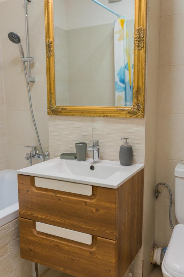Cozy & Spacious 2Br Apartment With Netflix Bucarest Extérieur photo